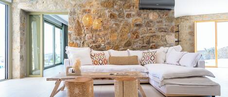 Villa Superior - havsutsikt | Vardagsrum | 55-tums smart-tv med satellitkanaler