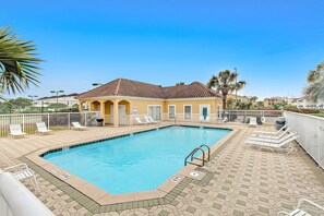 Pool - Cozy condo with beach access plus pool, tennis & pickleball - near everything (Miramar Beach)