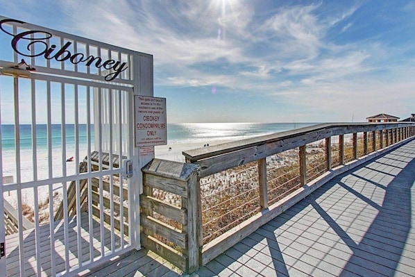 Property grounds - Cozy condo with beach access plus pool, tennis & pickleball - near everything (Miramar Beach)