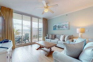 TV, offices - Beautiful beachfront home with balcony, shared pool and beach access (Fort Walton Beach)