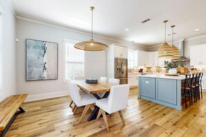 Dining - Gorgeous coastal home with shared pools, golf cart, and beach access (Miramar Beach)