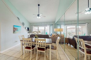 Interior - Beautiful condo w/ pool/hot tub - steps to the Gulf & close to shopping & dining (Miramar Beach)