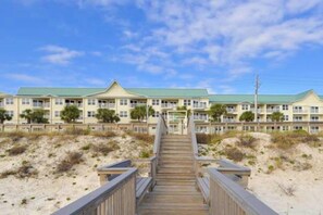 Exterior - Beautiful condo w/ pool/hot tub - steps to the Gulf & close to shopping & dining (Miramar Beach)