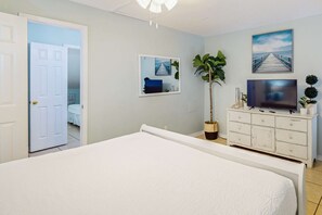 3 bedrooms, iron/ironing board, WiFi, bed sheets - Beautiful condo w/ pool/hot tub - steps to the Gulf & close to shopping & dining (Miramar Beach)