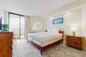 2 bedrooms, WiFi, bed sheets - Resort condo with pool, hot tub & on-site dining, near the beach (Miramar Beach)