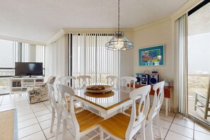 Dining - Resort condo with pool, hot tub & on-site dining, near the beach (Miramar Beach)