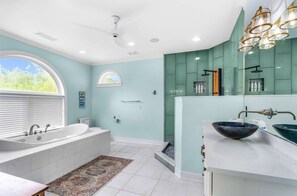 Dusche, Haartrockner, Handtücher