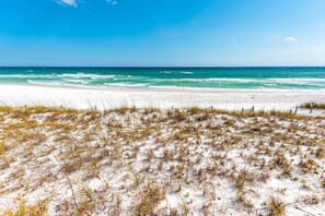 Beach - Incredible condo with pool, patio, tennis court, washer/dryer, & central AC (Destin)