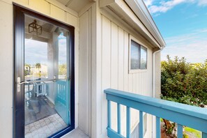Exterior detail - Incredible condo with pool, patio, tennis court, washer/dryer, & central AC (Destin)