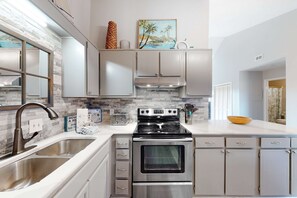 Fridge, microwave, oven, stovetop - Incredible condo with pool, patio, tennis court, washer/dryer, & central AC (Destin)