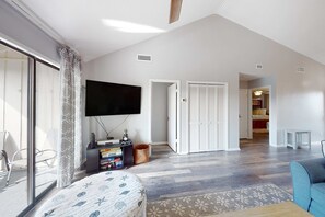 2 bedrooms, WiFi, bed sheets - Incredible condo with pool, patio, tennis court, washer/dryer, & central AC (Destin)