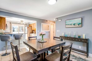 Dining - Two-story townhome near the beach with WiFi, 3 balconies & HEATED pool (Navarre Beach)