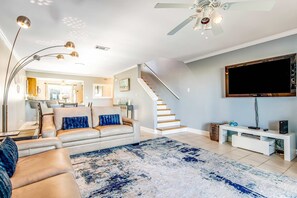 TV, offices - Two-story townhome near the beach with WiFi, 3 balconies & HEATED pool (Navarre Beach)