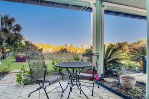 Outdoor dining - Two-story townhome near the beach with WiFi, 3 balconies & HEATED pool (Navarre Beach)