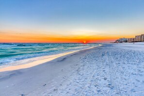 On the beach - Gulf view condo with WiFi, AC, balcony, on-site pool, hot tub, & beach access (Miramar Beach)