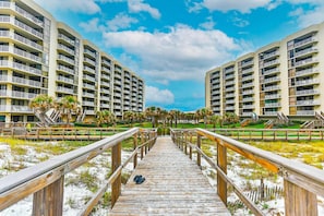 Property grounds - Gulf view condo with WiFi, AC, balcony, on-site pool, hot tub, & beach access (Miramar Beach)