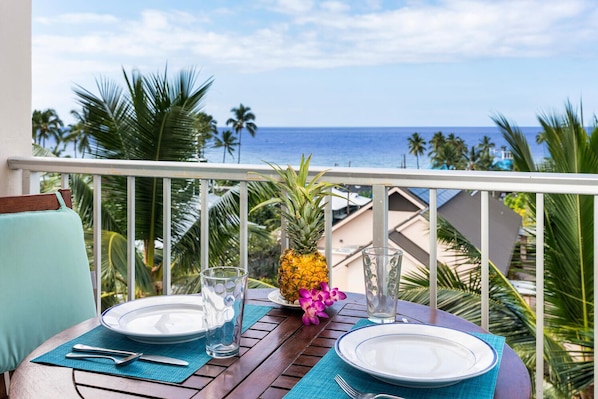 Outdoor dining - Kailua Village#604 High Floor, Gorgeous Remodeled 1 bedroom, in Heart of Town (Kailua Kona)