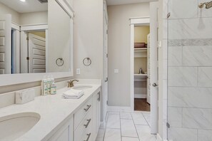 Shower, hair dryer, towels - Prominence Townhome- 2 Golf Carts, 4 Bikes, Shared Pool (Inlet Beach)