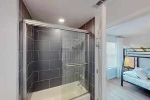 Shower, towels - Dog-friendly townhouse near the beach with outdoor pool, water views, & AC (Miramar Beach)