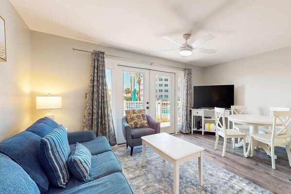 TV, offices - Beachfront condo with private balcony, shared pool/hot tub/BBQ (Miramar Beach)