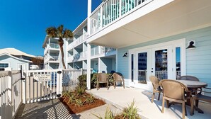 Un hôtel situé en bord de mer, doté d’une piscine, d’un espace extérieur aménagé et d’un panneau indiquant qu’il est interdit d’y faire entrer des animaux de compagnie.