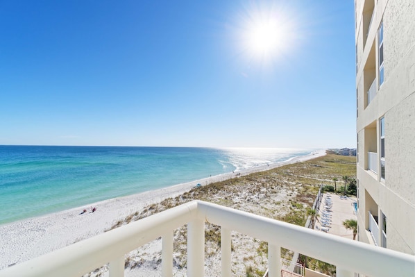 Property grounds - Beachfront condo with balcony, pool, hot tub, AC, & W/D - snowbirds welcome (Pensacola Beach)
