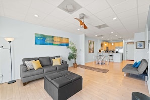 TV, offices - Beachfront condo with balcony, pool, hot tub, AC, & W/D - snowbirds welcome (Pensacola Beach)