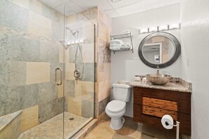 Douche, sèche-cheveux, serviettes fournies