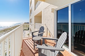 Property grounds - Beachfront condo with balcony, pool, hot tub, AC, & W/D - snowbirds welcome (Pensacola Beach)
