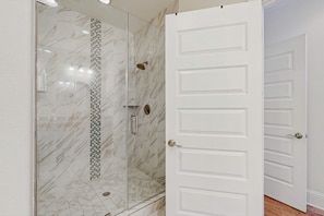 Shower, hair dryer, towels - Townhouse with private patio, pool & private beach access - snowbirds welcome (Miramar Beach)