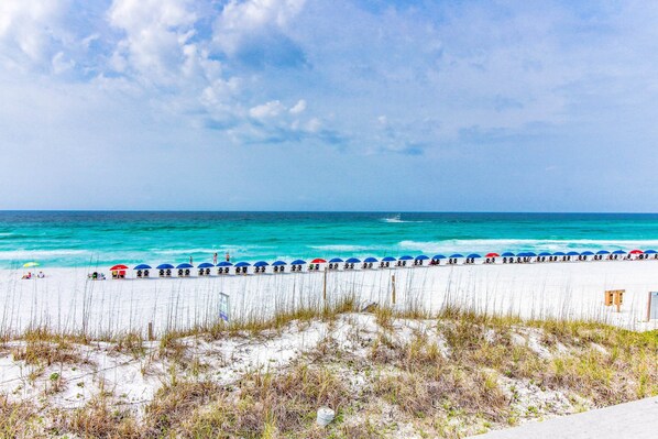 Beach nearby - Townhouse with private patio, pool & private beach access - snowbirds welcome (Miramar Beach)