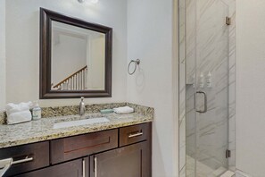 Shower, hair dryer, towels - Townhouse with private patio, pool & private beach access - snowbirds welcome (Miramar Beach)