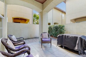 Terrace/patio - Townhouse with private patio, pool & private beach access - snowbirds welcome (Miramar Beach)