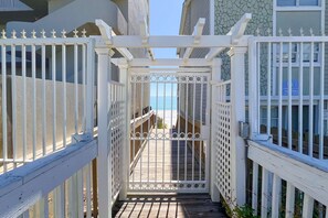 Property grounds - Townhouse with private patio, pool & private beach access - snowbirds welcome (Miramar Beach)