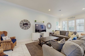 TV, offices - Townhouse with private patio, pool & private beach access - snowbirds welcome (Miramar Beach)