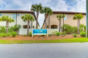 Exterior - Townhouse with private patio, pool & private beach access - snowbirds welcome (Miramar Beach)