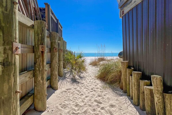Beach nearby - Townhouse with private patio, pool & private beach access - snowbirds welcome (Miramar Beach)