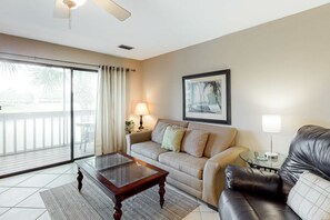 TV, DVD player, offices - Comfortable dog-friendly townhome with full kitchen - walk to the beach (Miramar Beach)