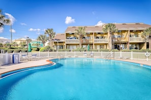 Pool - Comfortable dog-friendly townhome with full kitchen - walk to the beach (Miramar Beach)