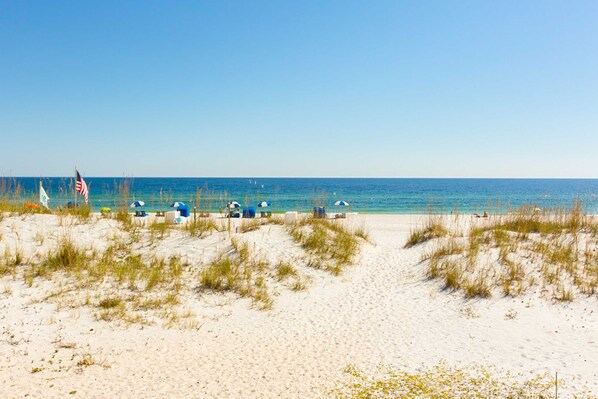 Beach nearby - Comfortable dog-friendly townhome with full kitchen - walk to the beach (Miramar Beach)