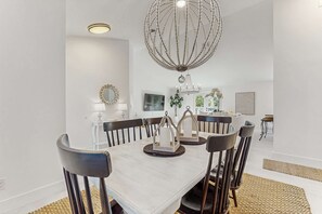 Dining - Spacious coastal lakeside home close to beaches and shopping. (Santa Rosa Beach)