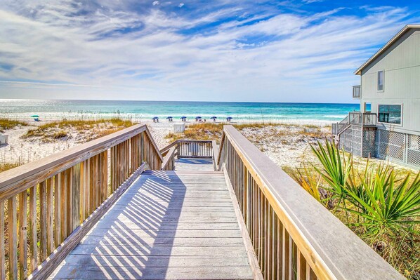 Property grounds - Gulf & beach-view top-floor corner condo with balcony, outdoor pool (Miramar Beach)
