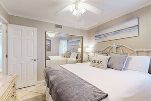 1 bedroom, WiFi, bed sheets - Gulf & beach-view top-floor corner condo with balcony, outdoor pool (Miramar Beach)