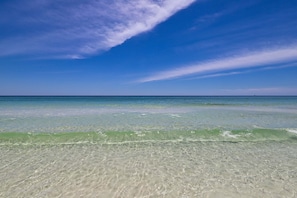 Beach nearby - Cute, roomy condo with fast WiFi, AC, balcony, pool, & heated toilet seats (Santa Rosa Beach)