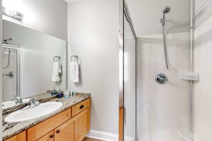 Shower, hair dryer, towels - Cute, roomy condo with fast WiFi, AC, balcony, pool, & heated toilet seats (Santa Rosa Beach)