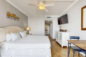 Iron/ironing board, WiFi, bed sheets - Gulf-front studio w/gorgeous views, shared pool & hot tub, central AC, WiFi (Miramar Beach)