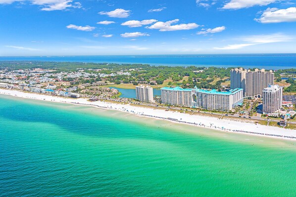 Beach nearby - Gulf-front studio w/gorgeous views, shared pool & hot tub, central AC, WiFi (Miramar Beach)