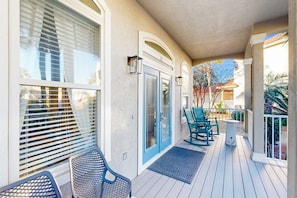 Terrace/patio - Exquisite 3-story home with private pool - short walk to beach (Miramar Beach)