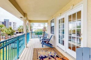 Terrace/patio - Charming home with wraparound balcony & central AC - 1/2 block to the beach (Miramar Beach)