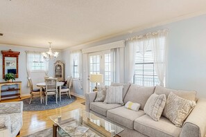 TV - Charming home with wraparound balcony & central AC - 1/2 block to the beach (Miramar Beach)
